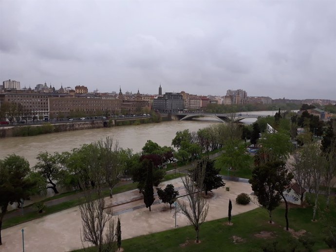 El río Ebro a su paso este jueves por Zaragoza 