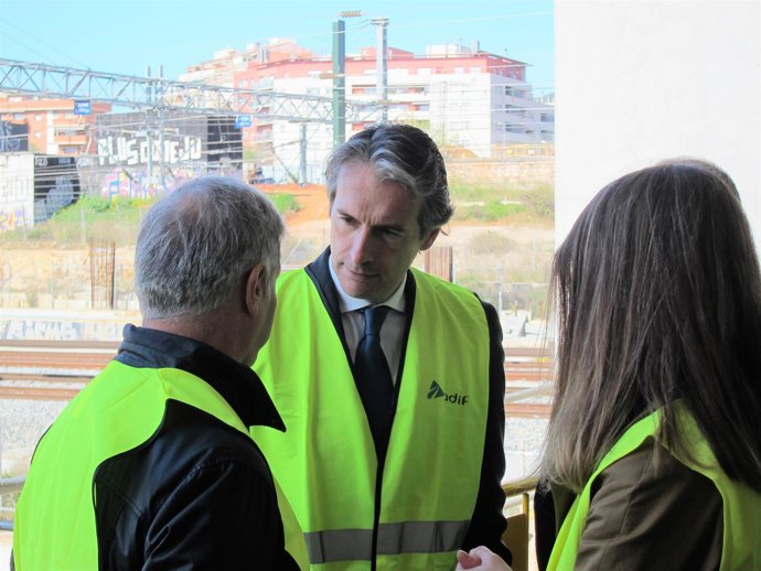 El ministro Íñigo de la Serna en la estación AVE de La Sagrera, en Barcelona