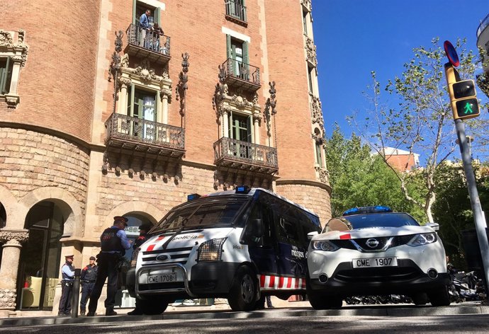 Mossos vigilen l'exterior del Diplocat mentre l'escorcolla la Guàrdia Civil