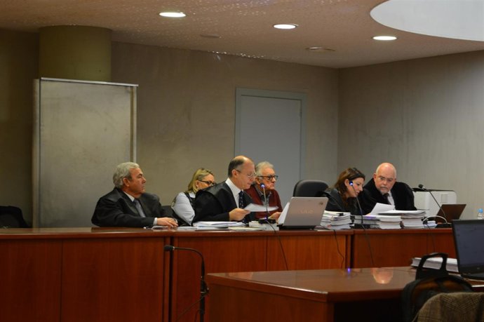 Los socios minoritarios de Benito Arnó, detras de los abogados