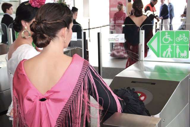 Una flamenca usa el Metro de Sevilla