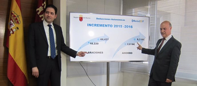 El consejero de Haceinda a la derecha de la imagen                              