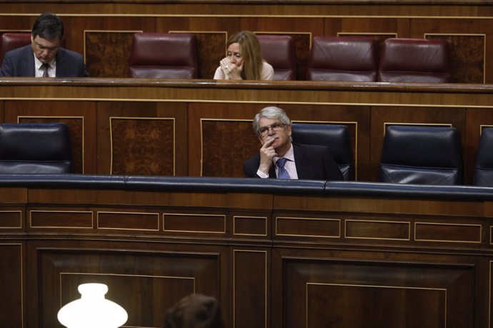 Alfonso Dastis sentado en si escaño en el Congreso
