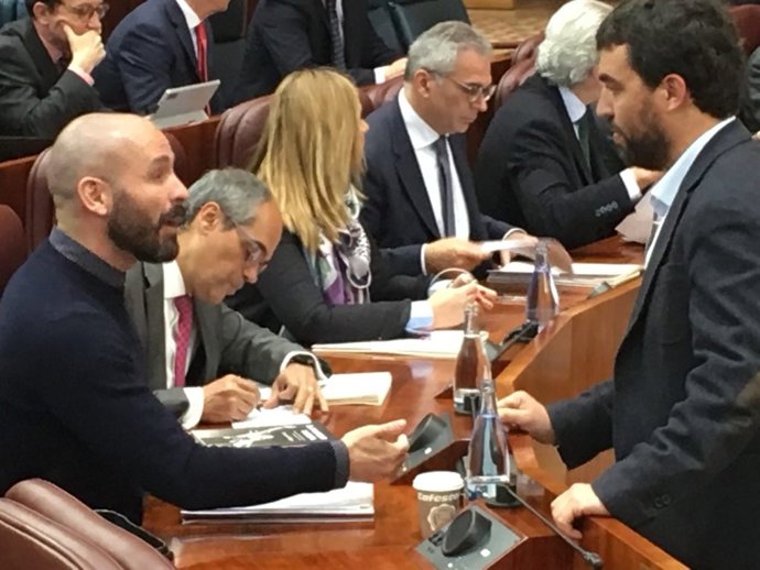 Podemos regala un libro al consejero de Cultura