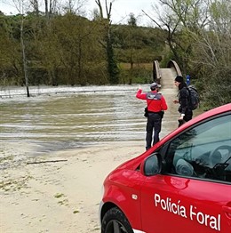 Un policía foral informa a un peregrino ante las crecidas