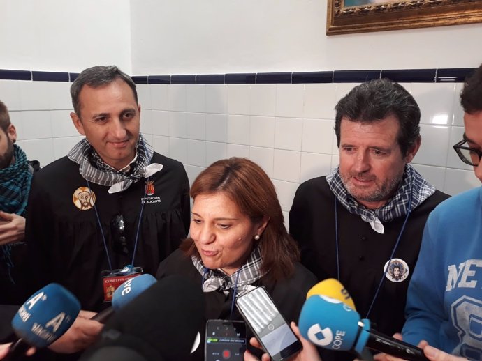 Isabel Bonig atiende a los medios, ante Ciscar y Sánchez