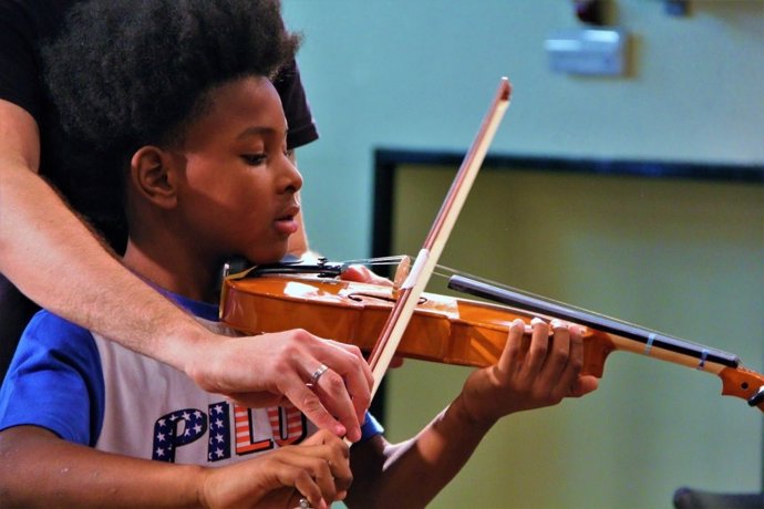 Niño de una orquesta de la Fundación Acción Social por la Música