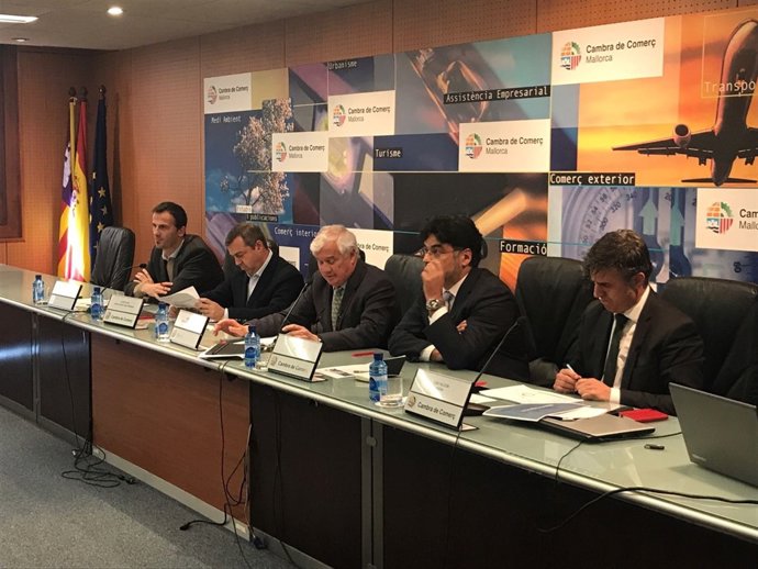 Mesa organizada por Fevitur este jueves