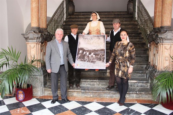 Barbero (dcha.) en la presentación 'Nuestras tradiciones'