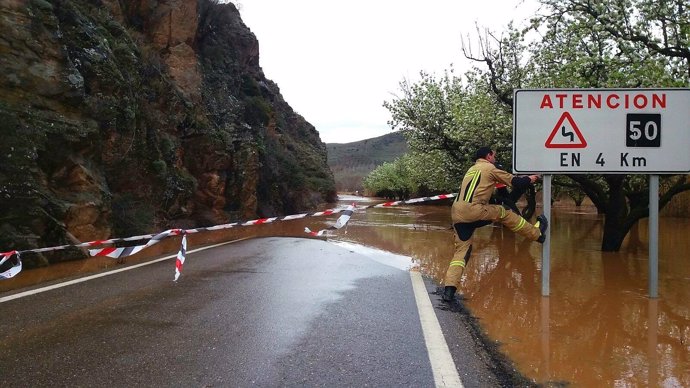 Estado de la carretera CV-601 entre Huermeda y Embid, anegada por las aguas