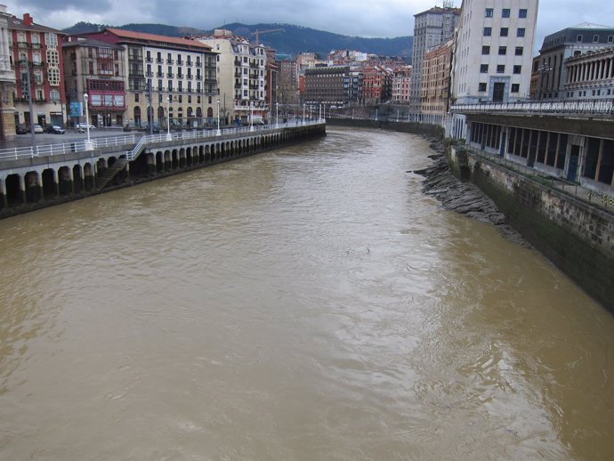 Ría a su paso por Bilbao                       