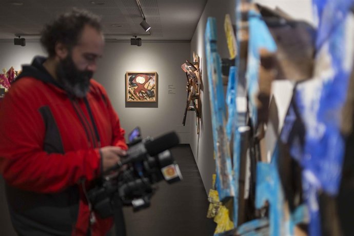 Un operador de cámara toma imágenes de las obras que componen la muestra