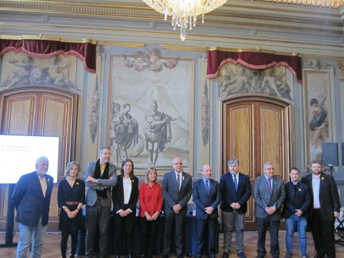 La directora de Cultura Popular, M. A Blasco amb diferents autoritats