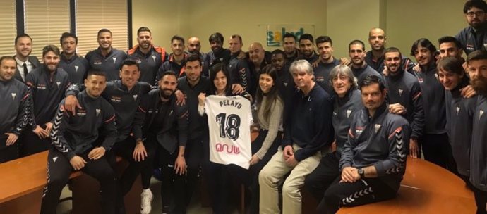 Una representación del Albacete anima a su jugador Pelayo Novo en el hospital