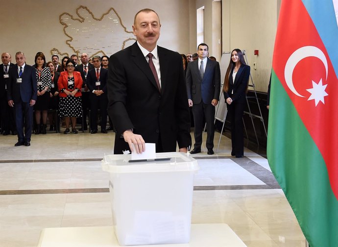 Ilham Aliyev vota en las presidenciales