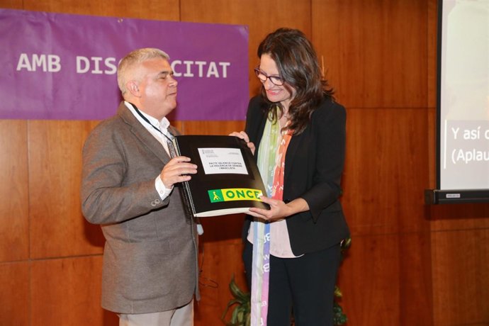 Oltra presenta una traducción al braille del Pacto contra la Violencia Machista 