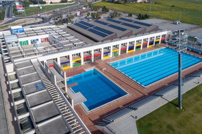 Placas fotovoltaicas en las piscinas municipales de Son Hugo