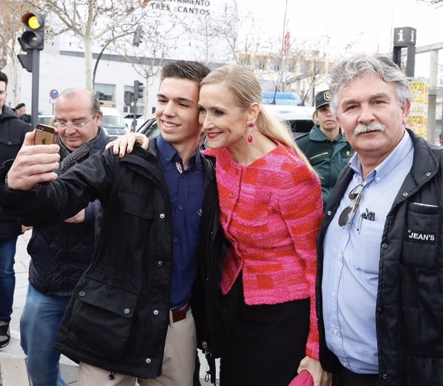 Cristina Cifuentes en Tres Cantos, con vecinos