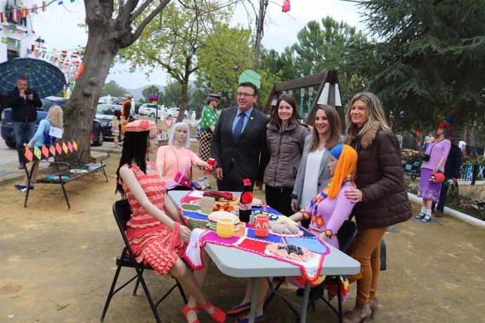 Ruiz (centro), durante su visita a Iznájar