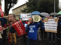 Funcionarios de justicia protestan en Santiago y retan a Rueda a concretar una subida "real" de 300 euros: "Firmamos ya"