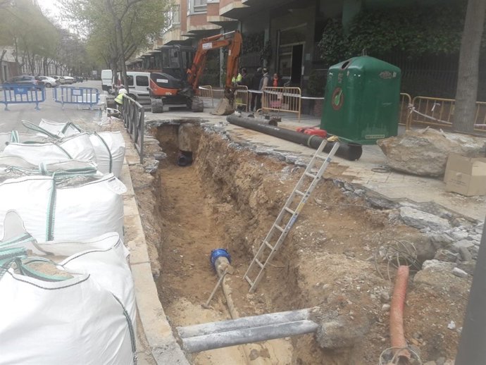Reparación de la tubería averiada en la calle Maldonado. 12-4-2018
