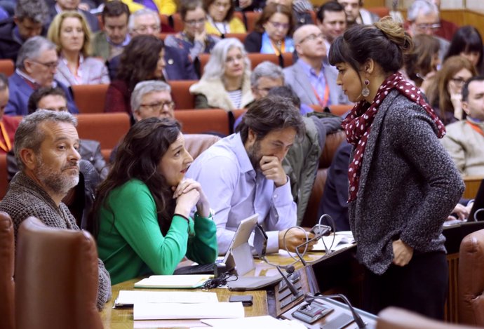 Teresa Rodríguez habla en el Parlamento con Libertad Benítez (Podemos)