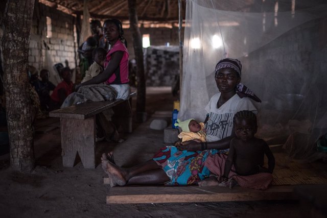 Una madre y su hija desplazadas en el este de RDC