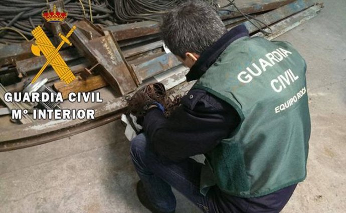Un agente de los equipos ROCA de la Guardia Civil
