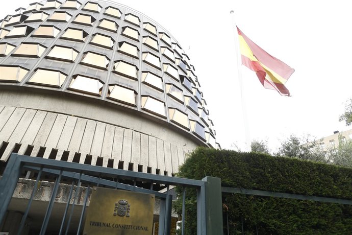 La bandera d'Espanya oneja al Tribunal Constitucional