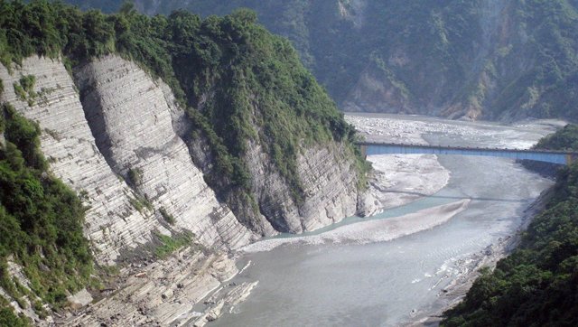 Roca expuesta por erosión en un río de Taiwan