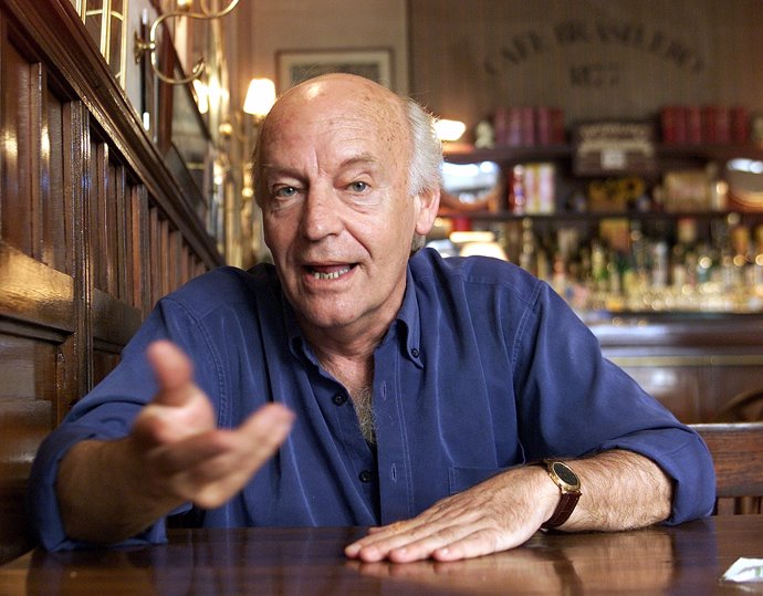 Uruguayan writer Eduardo Galeano gestures at his favorite pub "Cafe
Brasilero" 