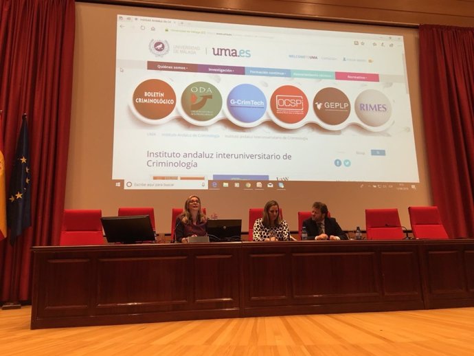 Elena Ruiz directora del IAM en Málaga imparte conferencia ciberdelincuencia 