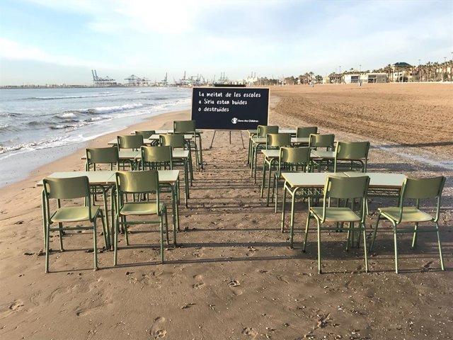Playa de la Malvarrosa de Valencia con pupitres vacíos