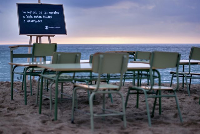 Playa de la Barceloneta en Barcelona con pupitres vacíos