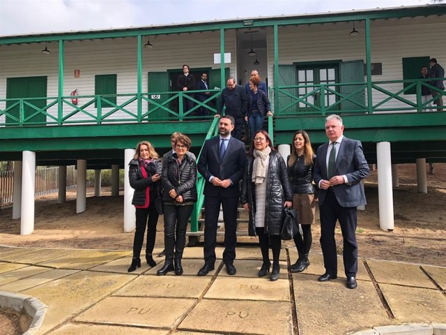 El consejero de Turismo, Francisco Javier Fernández, en Punta Umbría