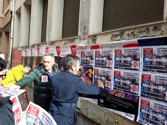 Pegada de carteles CCOO y UGT sobre concentración pensiones