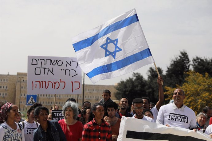 Inmigrantes de África y activistas israelíes a favor del acuerdo con ACNUR