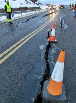 Grieta en la calzada de la N-330, en Monrepós.