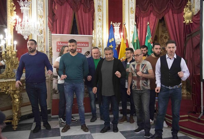 Agrupación cantando coplas del 'Carnaval prohibido'