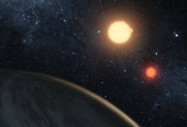 Recreación de Kepler 16b, primer planeta conocido que orbita dos estrellas