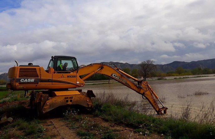 Maquinaria de la DPZ trabaja para proteger los municipios de la riada del Ebro.