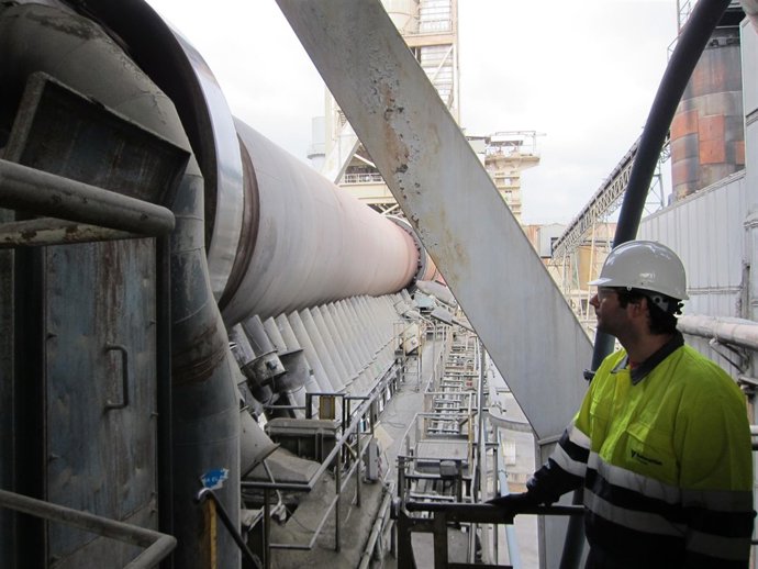 Un empleado de Cosmos junto al horno de la factoría