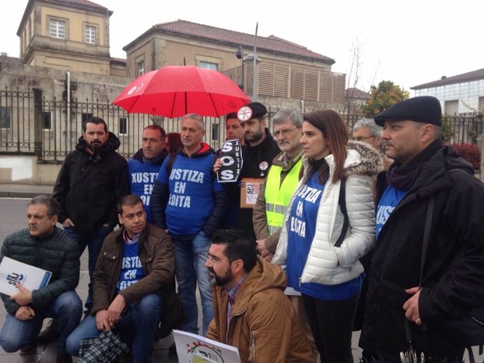 Miembros del comité de huelga a las puertas de San Caetano