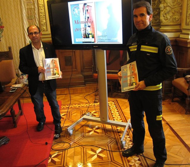 El concejal Luis Vélez y el director del Servicio Bomberos. 13-4-2018