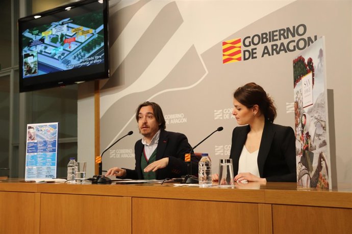 Nacho Escuín y la creadora del cartel del Día de Aragón, María José Sánchez.