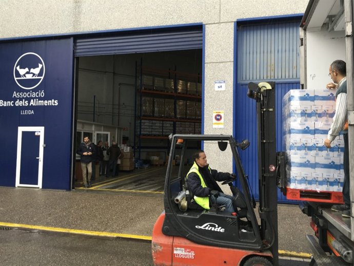 Entrega de llet de Mercadona al Banc d'Aliments de Lleida