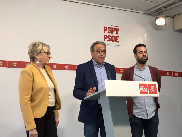 Manolo Mata, Ana Barceló y José Muñoz en rueda de prensa en la sede del PSPV