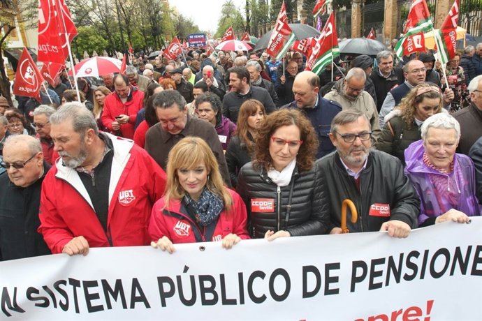 Líderes sindicales en manifestación en Sevilla por unas pensiones dignas