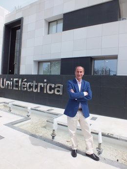 Diego Montes, ante la sede de Unieléctrica