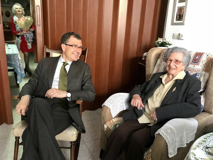 El alcalde José Ballesta felicita a Concepción Lax 